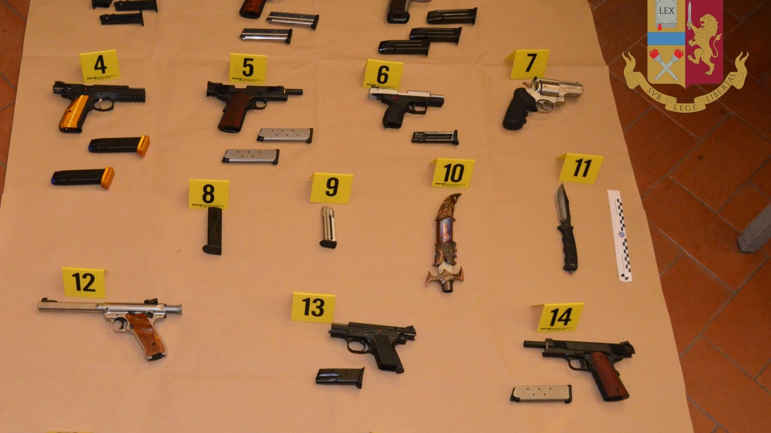Alcune delle armi trovate dalla polizia in via Gigli 