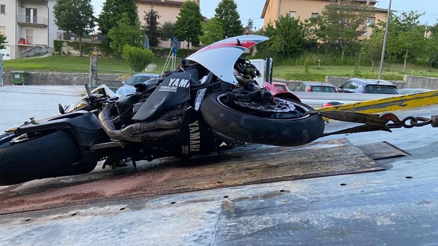 La moto distrutta dopo l'incidente mortale (foto Petrangeli)