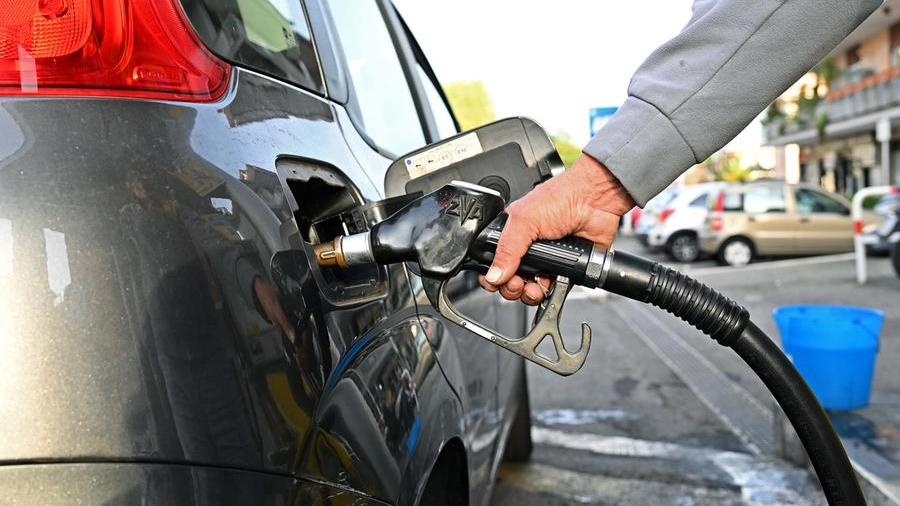 Caro benzina: ancora code ai distributori di San Marino
