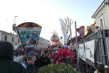Carnevale di Fano, pienone per la seconda domenica. Ma è polemica per biglietti e parcheggi