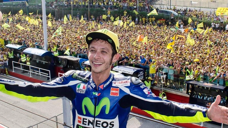 Valentino Rossi a Misano: dietro, la marea gialla