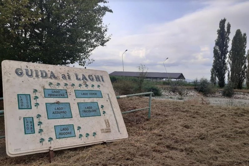 Foto dei cartelli ancora presenti all’ingresso e all’interno dei Laghi di Reggio