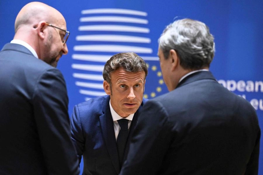 Emmanuel Macron con Mario Draghi e Charles Michel (Ansa)