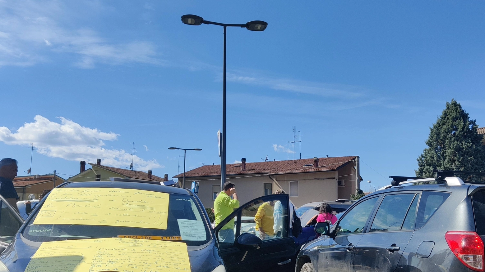 Parcheggio occupato per protesta  Esercenti esasperati: "Intervenite"