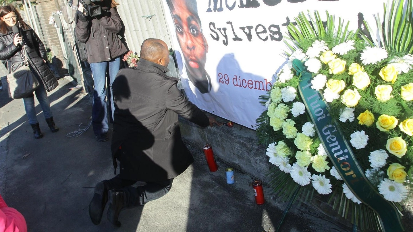 A due anni dalla tragedia, striscioni e fiori in ricordo di Sylvester (foto Artioli)