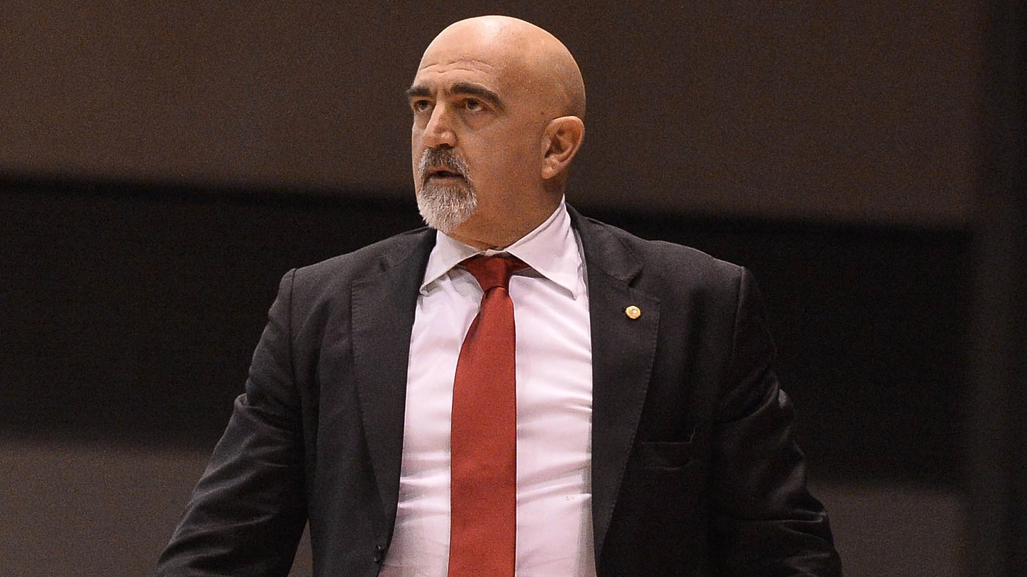 Il coach dell’Andrea Costa Giampiero Ticchi 