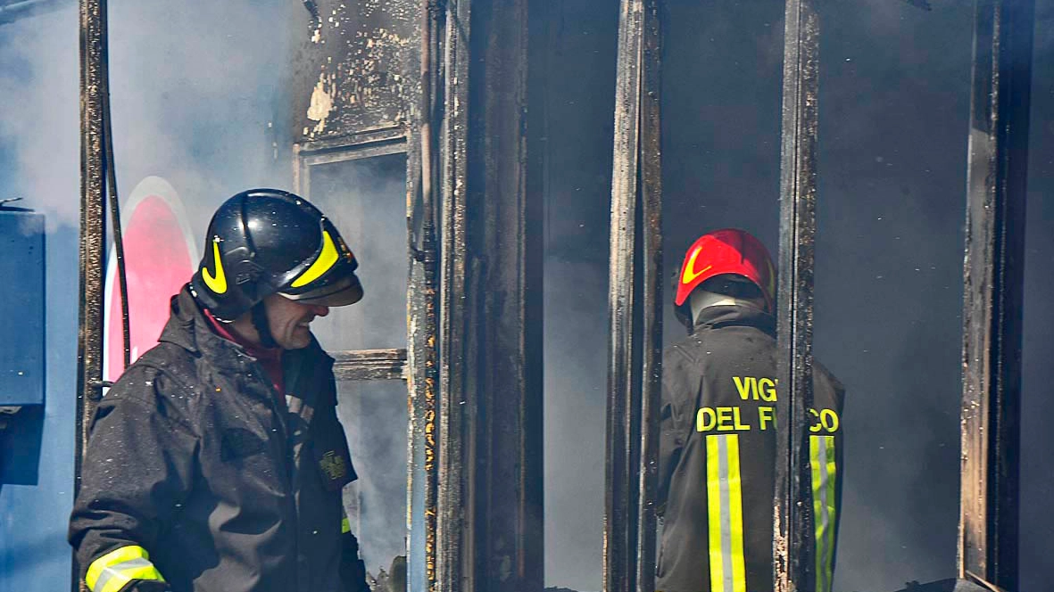 Pesaro, incendio in un capannone (Fotoprint)
