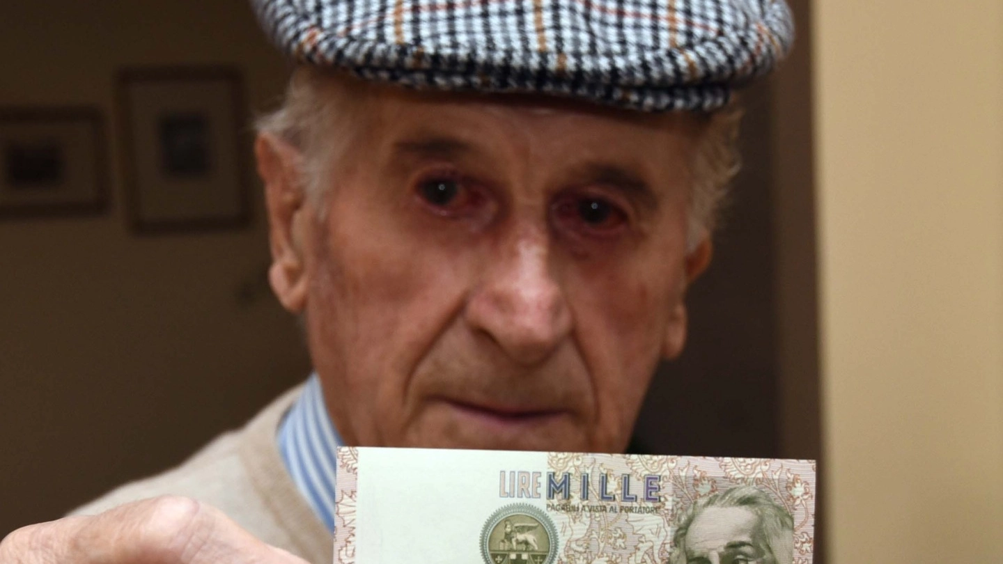 Giuliano Monti con una banconota da mille lire (Foto Fantini)