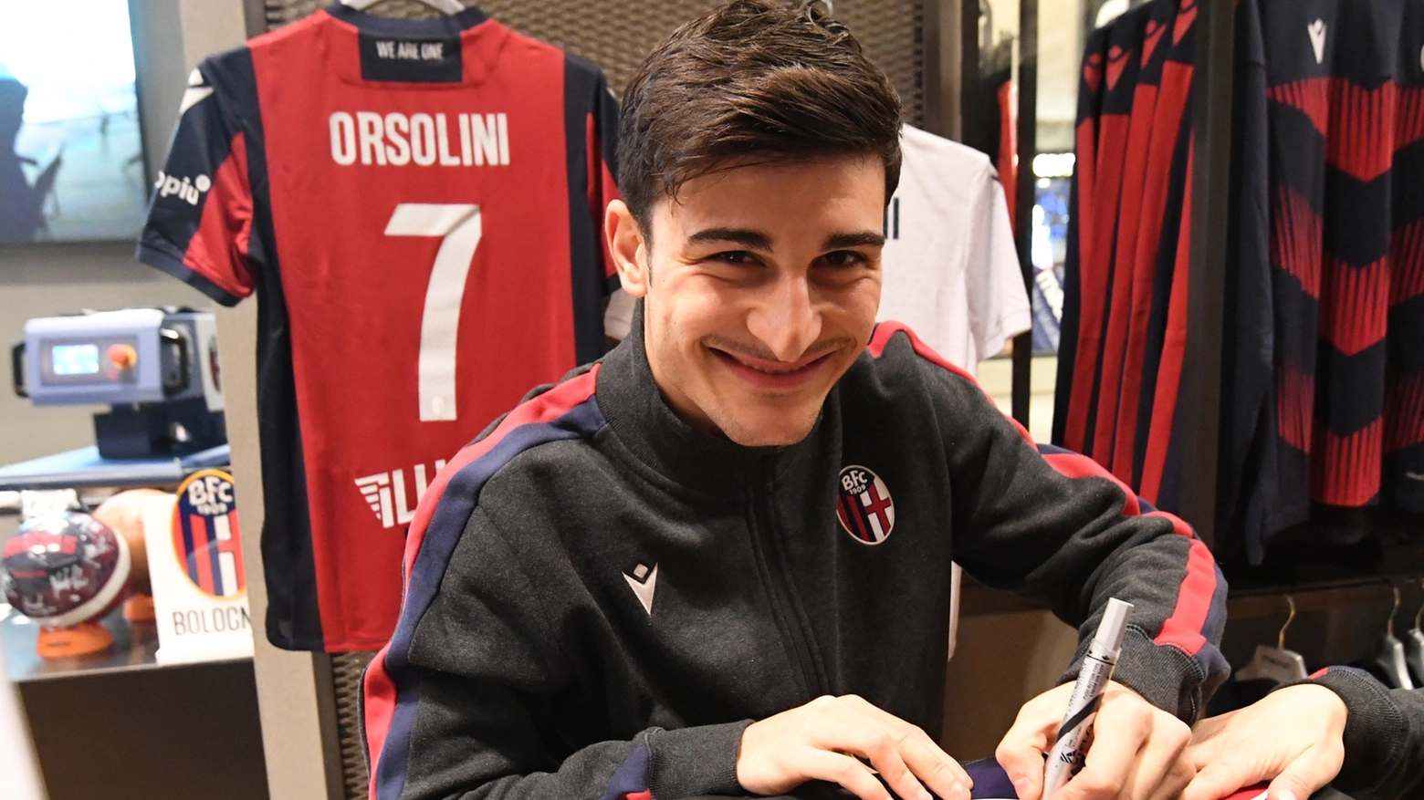Orsolini firma autografi sorridente al Bologna Store della Galleria Cavour (foto Schicchi)