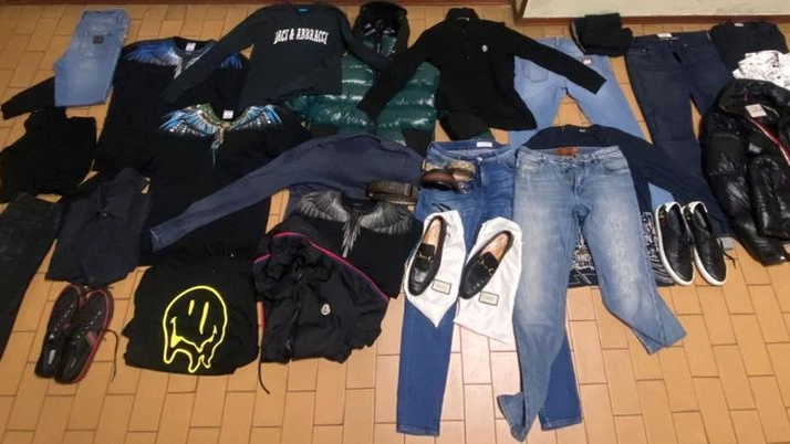 Parma: l'auto piena di vestiti griffati rubati, fuga dei ladri alla vista dei poliziotti