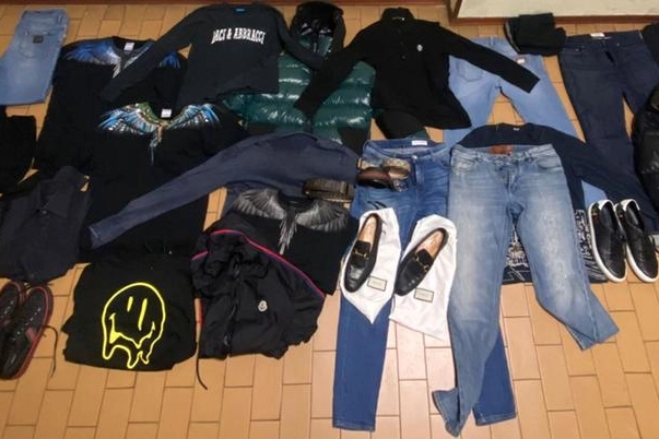 Gli abiti griffati ritrovati dai poliziotti a Parma 