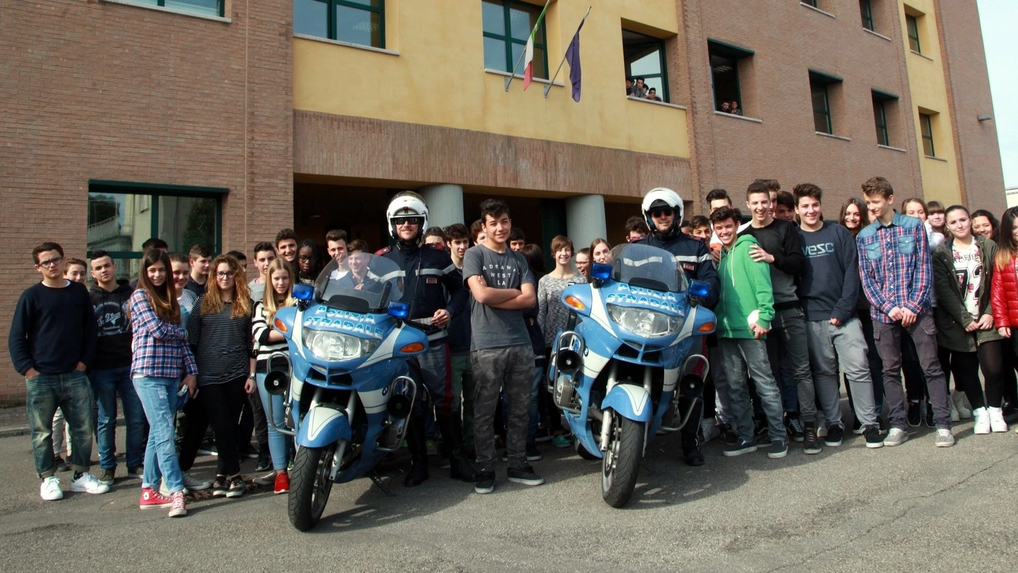 Un’iniziativa della Polizia stradale con gli studenti cesenati (foto di repertorio)