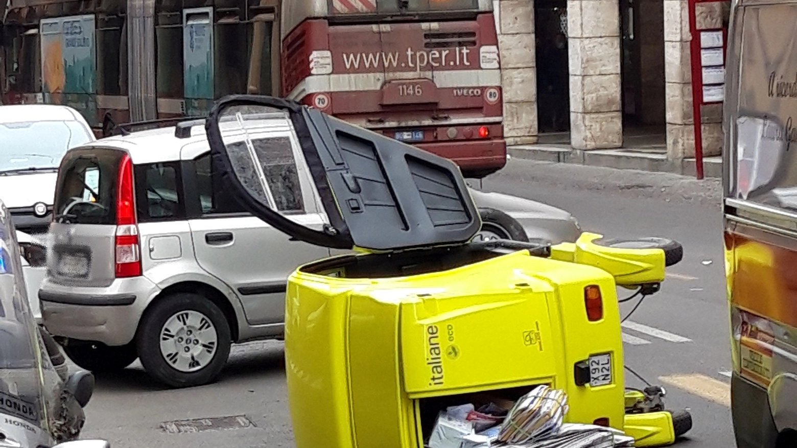 Bologna, incidente in via Lame