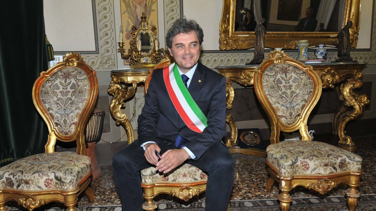 Massimo Bergamin, 54 anni, con la fascia tricolore