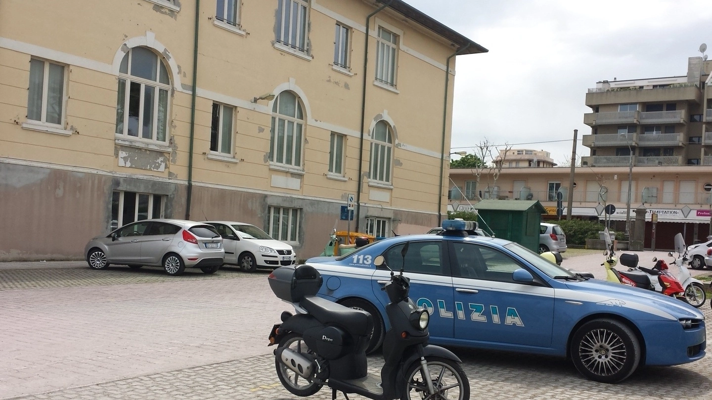 La volante della polizia accorsa all’alberghiero Malatesta