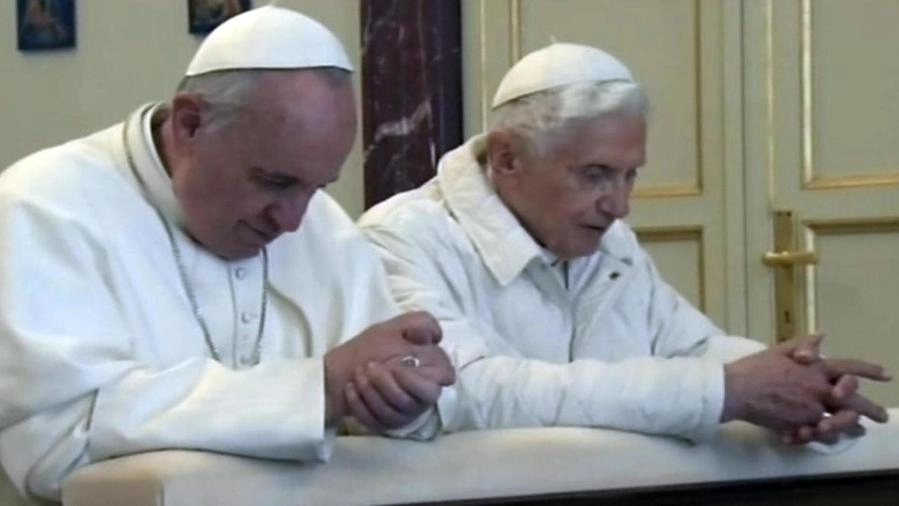 La prima preghiera pubblica insieme di Francesco e Benedetto XVI, nel 2013