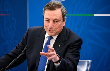 Draghi si scalda in conferenza stampa: "Con che coscienza gente salta fila dei vaccini?"