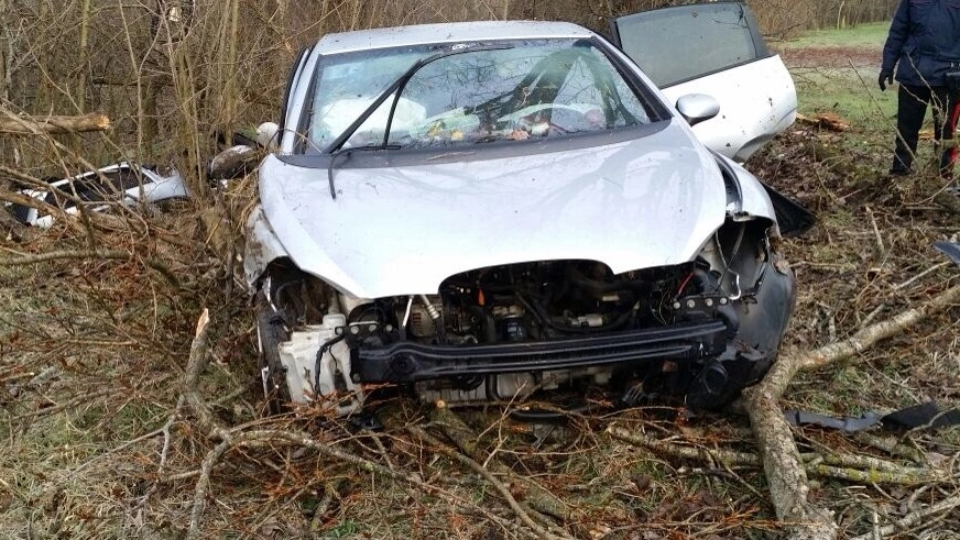 L’auto distrutta dopo l’incidente