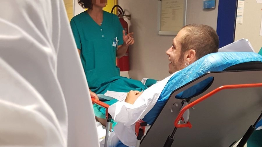 L'arrivo di Valentino Rossi all'ospedale di Ancona, dove è stato operato