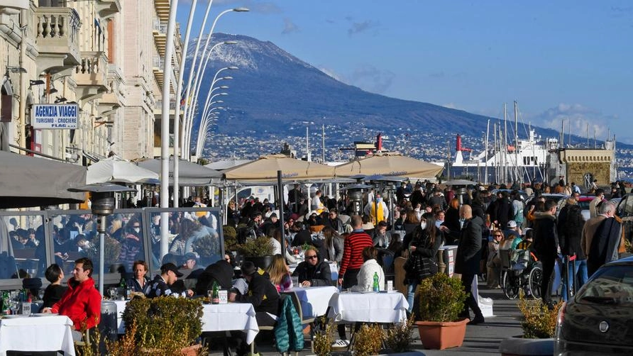 Folla nei locali sul lungomare Caracciolo di Napoli (Ansa)