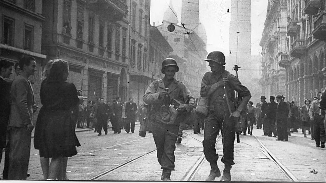 Ventuno aprile 1945, i soldati alleati in via Rizzoli, accolti in strada dai cittadini