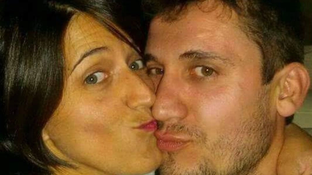 Annalisa D’Alconzo con il fidanzato Carlo Proserpio:  il 33enne originario di Lecco è morto il giorno di Ferragosto all’hotel Olimpic