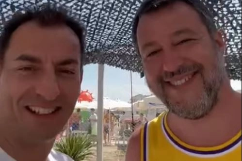 Il segretario della Lega Romagna, Jacopo Morrone, in spiaggia con il vice premier Matteo Salvini