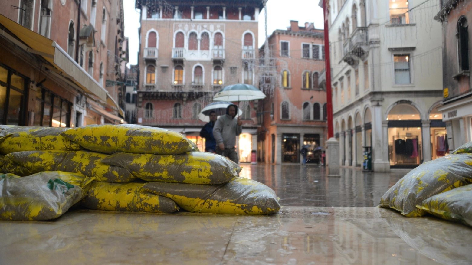 Le barriere sono rimaste abbassate a Malamocco e Chioggia. Allagata piazza San Marco