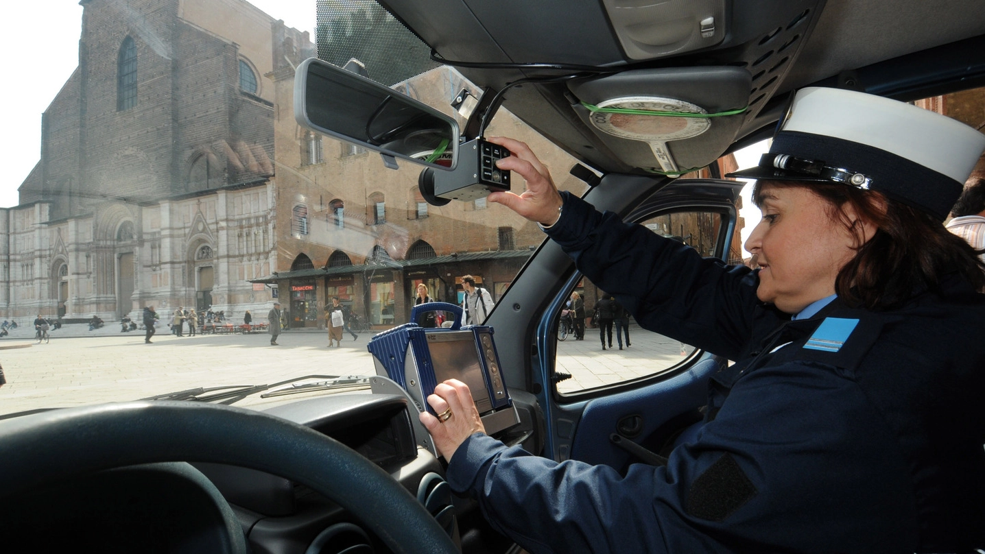 Lo ‘scout speed’ montato su un’auto dei vigili di Bologna (fotoSchicchi)