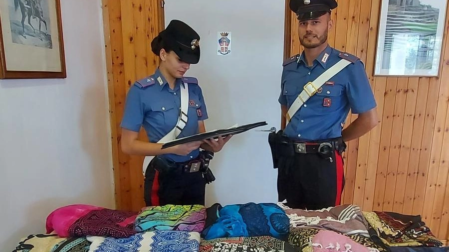 i carabinieri della stazione di Rosolina mare mostrano la merce sequestrata 