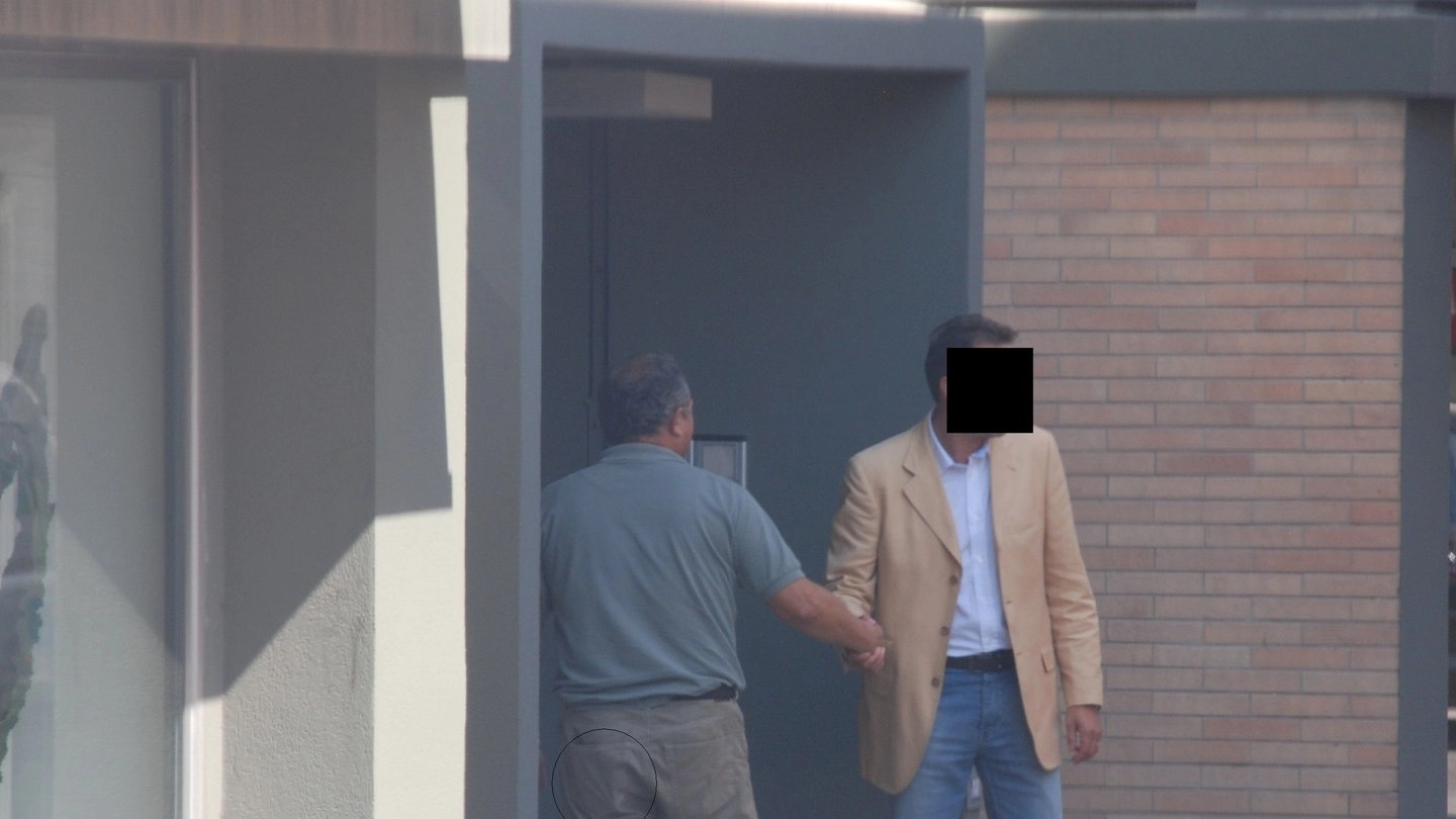 IL MOMENTO  Ecco la foto simbolo dell’inchiesta su Fiscopoli a Pesaro. Era il 22 luglio 2010. Il segretario della 4° sezione intasca 10mila euro. Un commercialista fa finta di stare al gioco e avverte i carabinieri