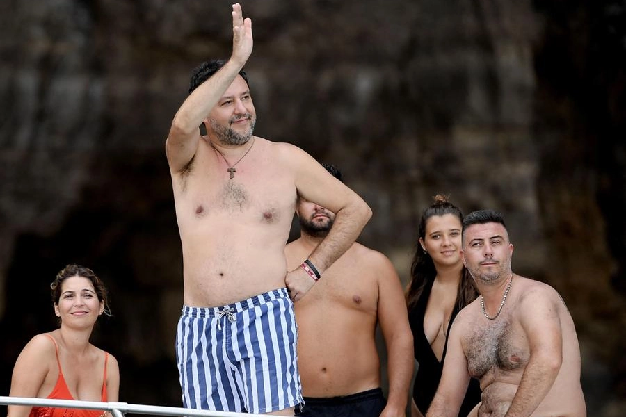 matteo Salvini si concede una pausa dopo la visita all'isola di Lampedusa (Ansa)