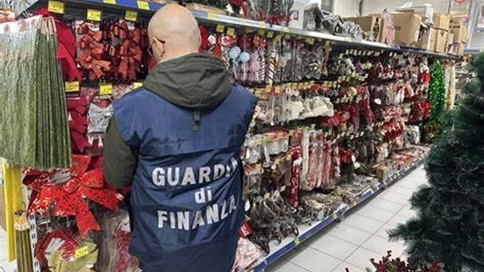 Controlli della Guardia di Finanza nei negozi del centro storico ma anche a Mestre, Chioggia, Mirano, Dolo, Marcon e Mira