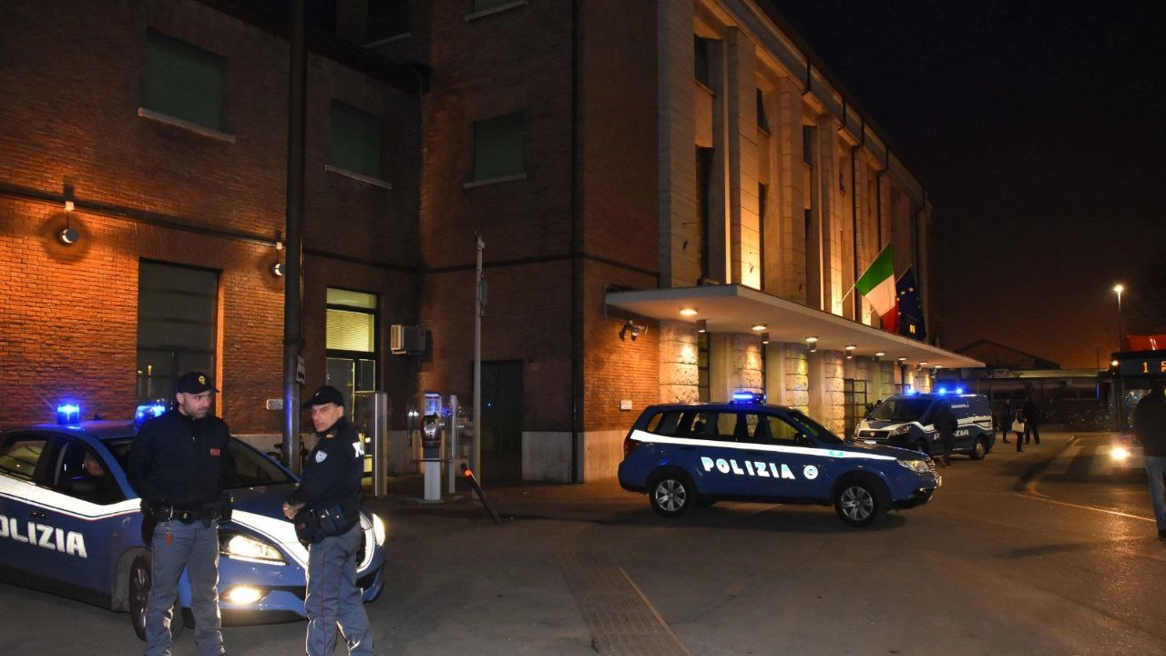 Giovane di 22 anni accoltellato in zona stazione a Reggio Emilia, indagini della polizia