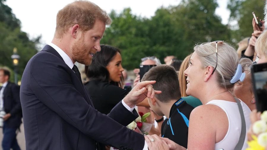 Il principe Harry e sua moglie Meghan salutano il pubblico a Windsor (Ansa)