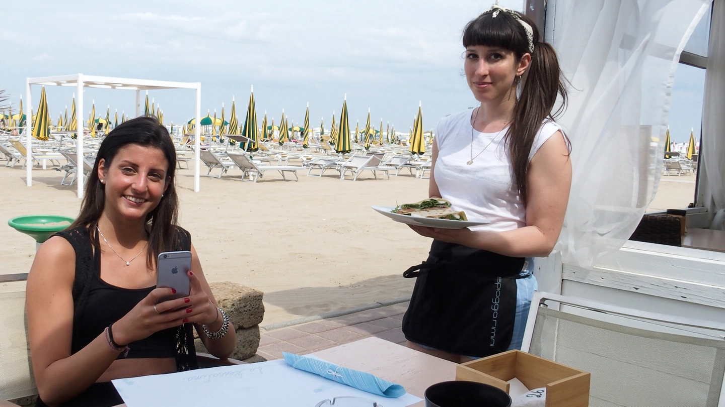 Spiaggia di Rimini, ordinazioni con l'app (Foto Petrangeli)