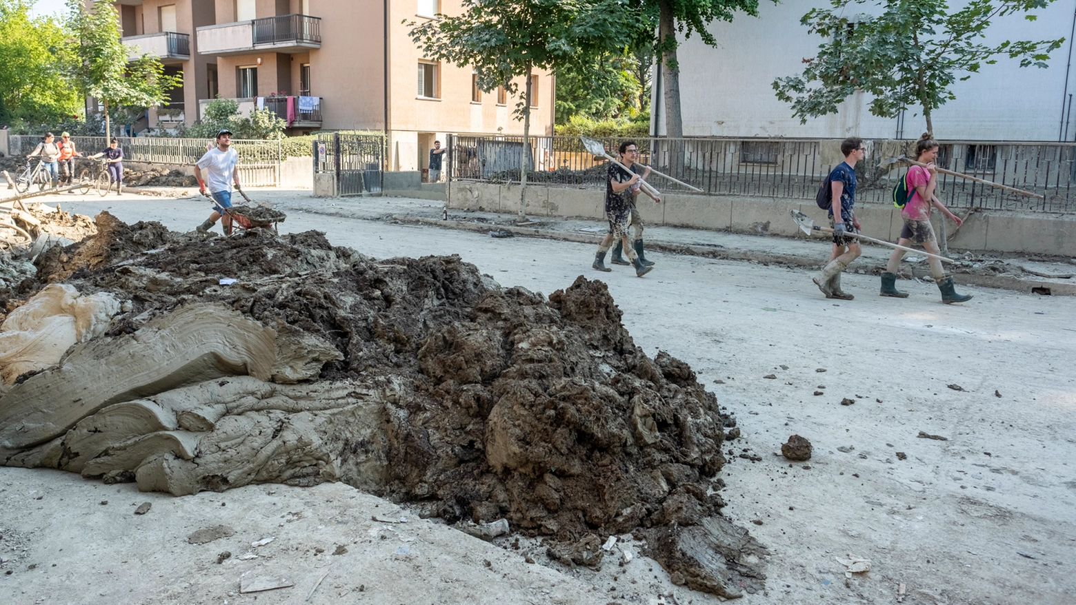 Il fango raccolto nei luoghi colpiti sarà trasportato sotto la sede regionale di Bologna