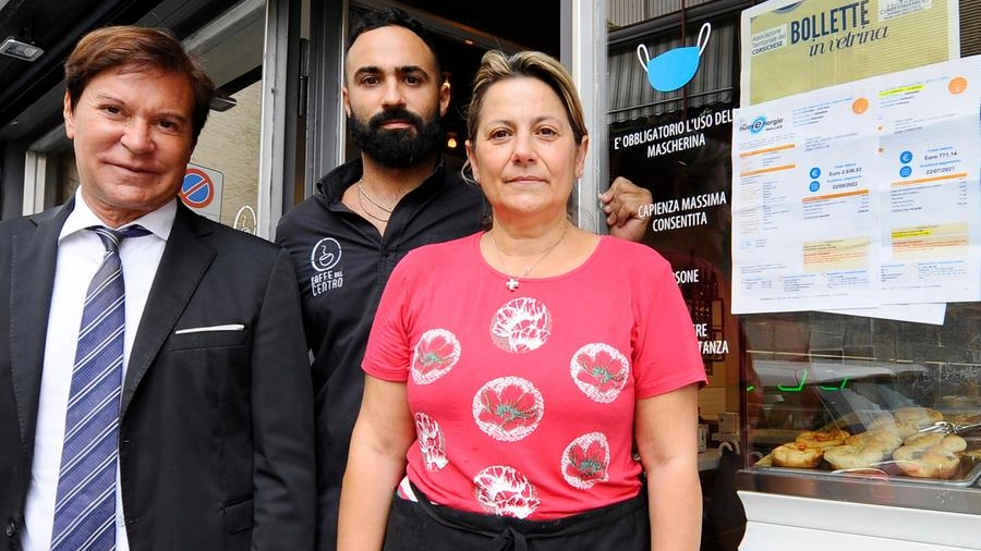 Caterina Costa proprietaria del Caffè del centro con il figlio e Francesco Morelli 