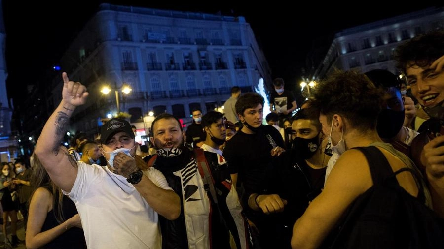 A Puerta del Sol, Madrid, si festeggia la fine del coprifuoco