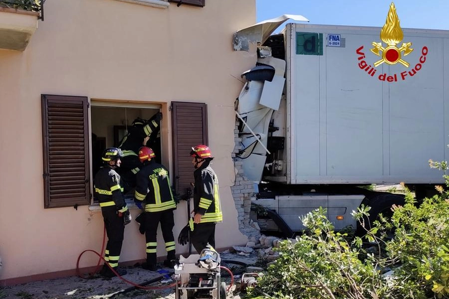 Camion contro una casa a Cesena, ferito il camionista