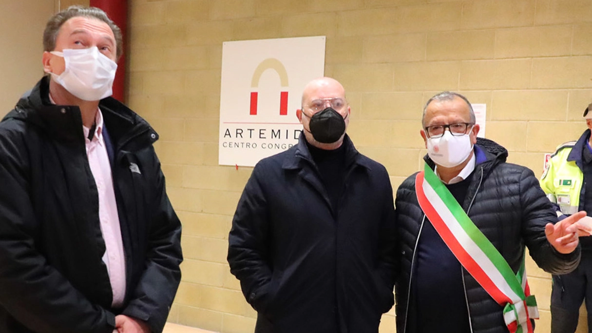il dg dell’Ausl, Andrea Rossi, il governatore Bonaccini e il sindaco  Fausto Tinti