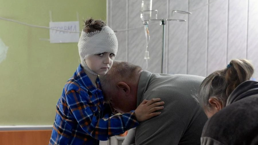 Un bimbo ucraino ferito nei bombardamenti ricoverato in ospedale 