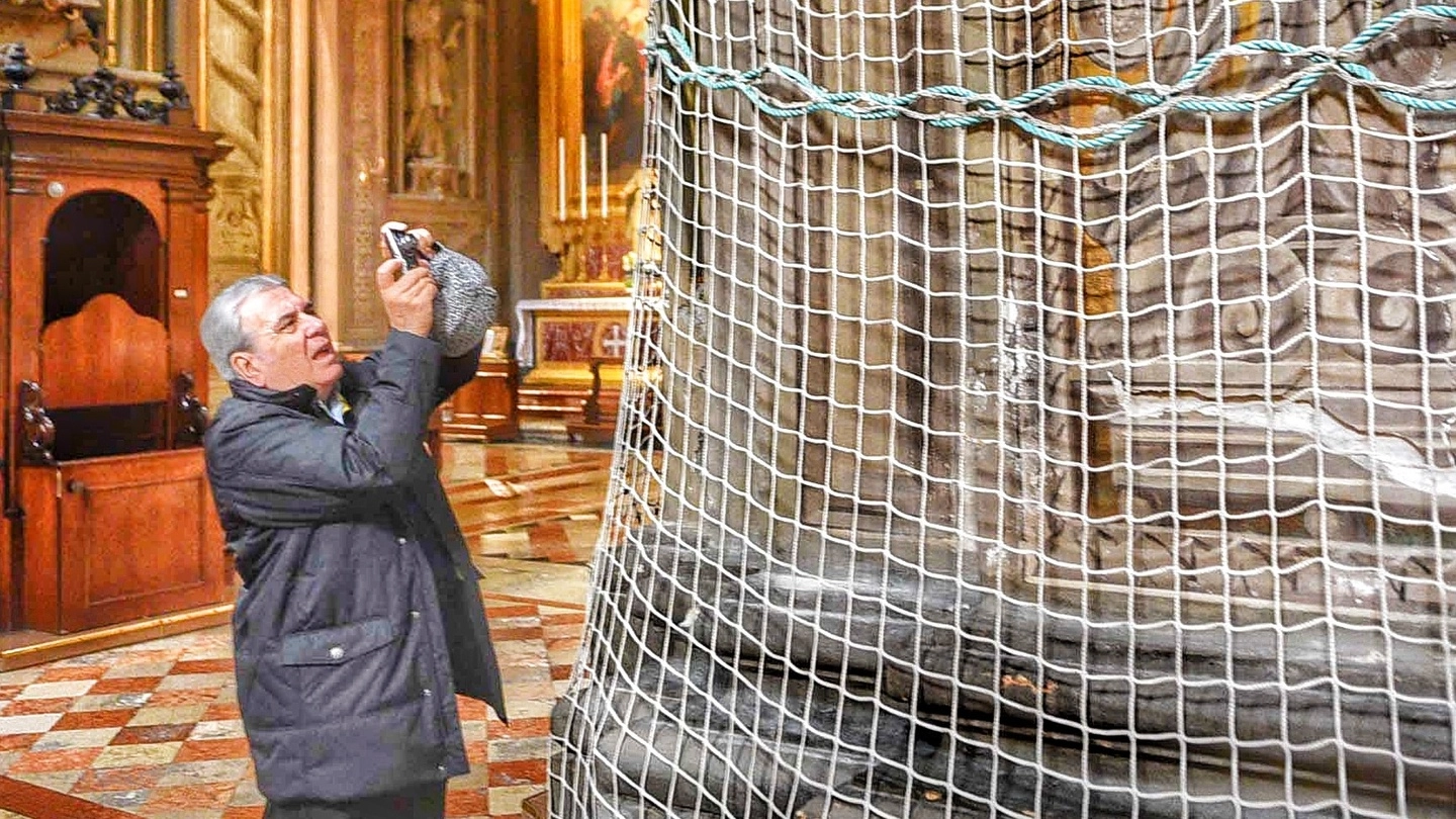 Ferrara, un visitatore immortala la colonna del Duomo, già ingabbiata dalle reti (Bp)