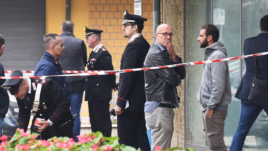 La disperazione dei colleghi per il suicidio dell’ispettore Attilio Sebastiani che il 19 ottobre scorso si è sparato un colpo di pistola nel suo ufficio