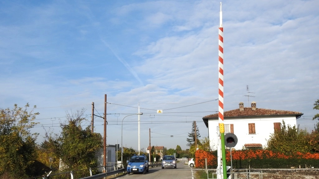 Il passaggio a livello di via Celletta (Foto Scardovi)
