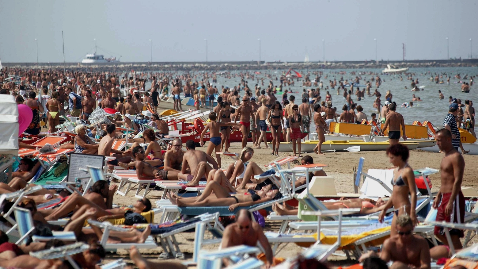Rimini, spiaggia affollata (foto d'archivio PasqualeBove)