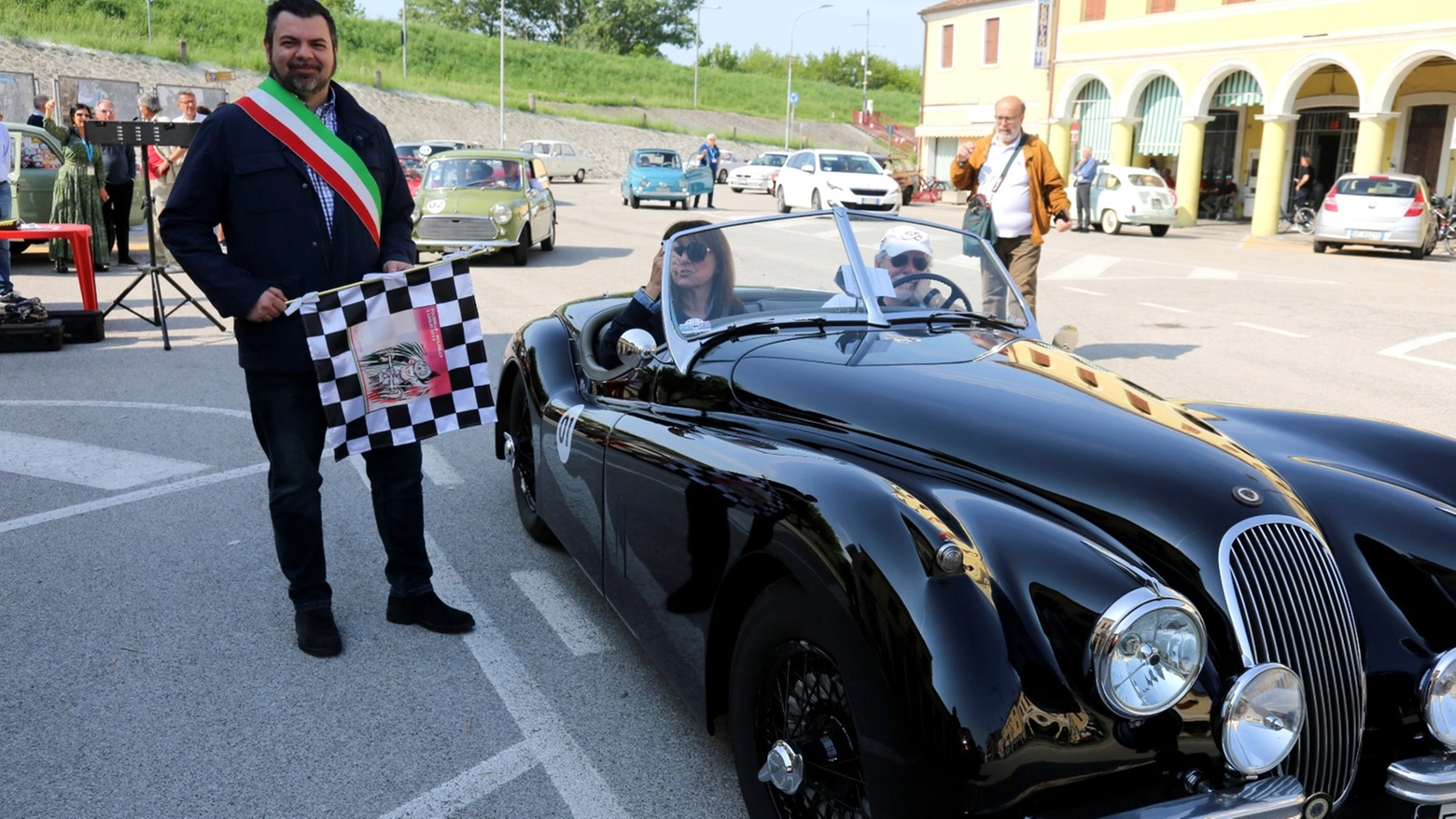 Il sindaco Raito accoglie le auto storiche in piazza