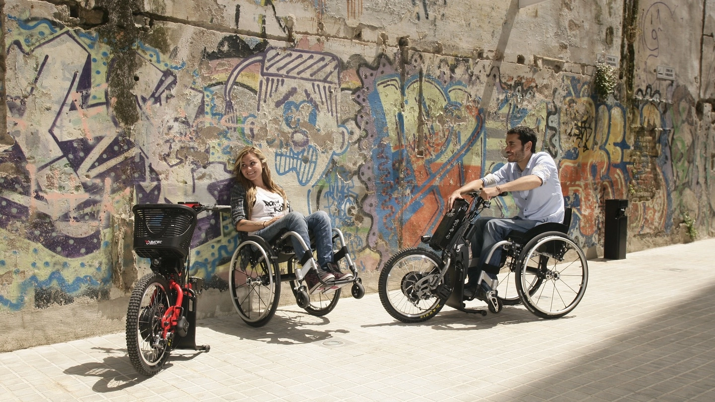 Nella foto due ragazzi disabili con le carrozzine elettriche 