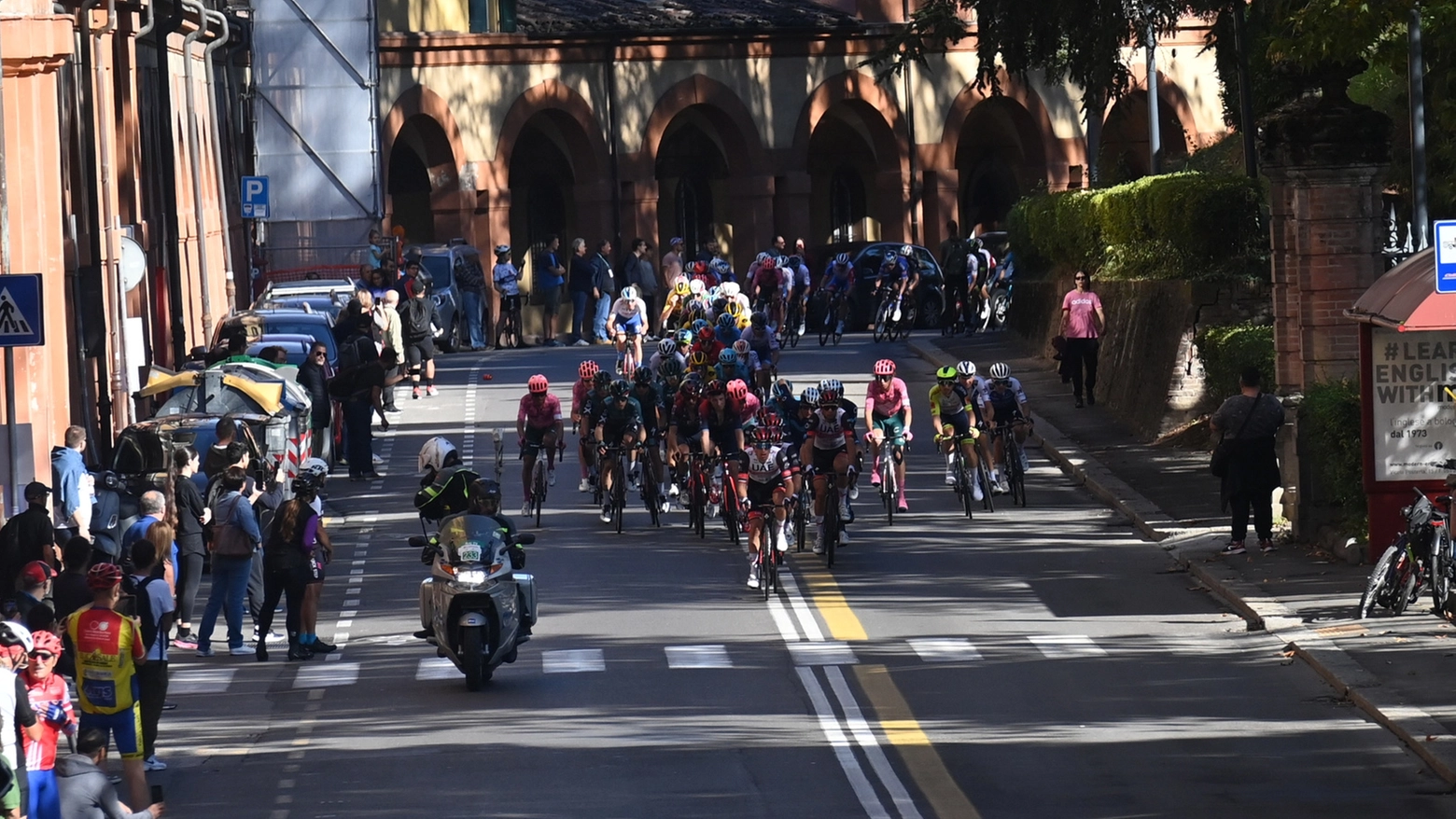 Giro dell'Emilia 2022 con sullo sfondo i portici di Bologna