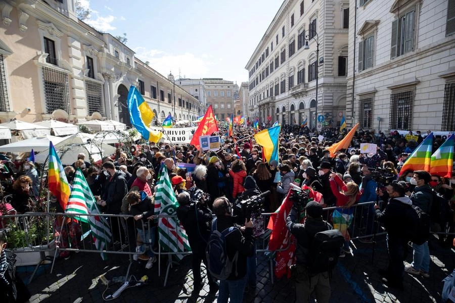 Manifestazione contro la guerra in Ucraina in piazza Santi Apostoli, Roma